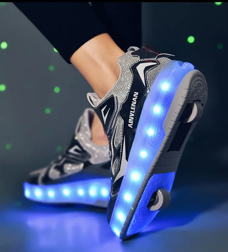 Title 15, Heelys esportivos ultraleves com LED e carregam...