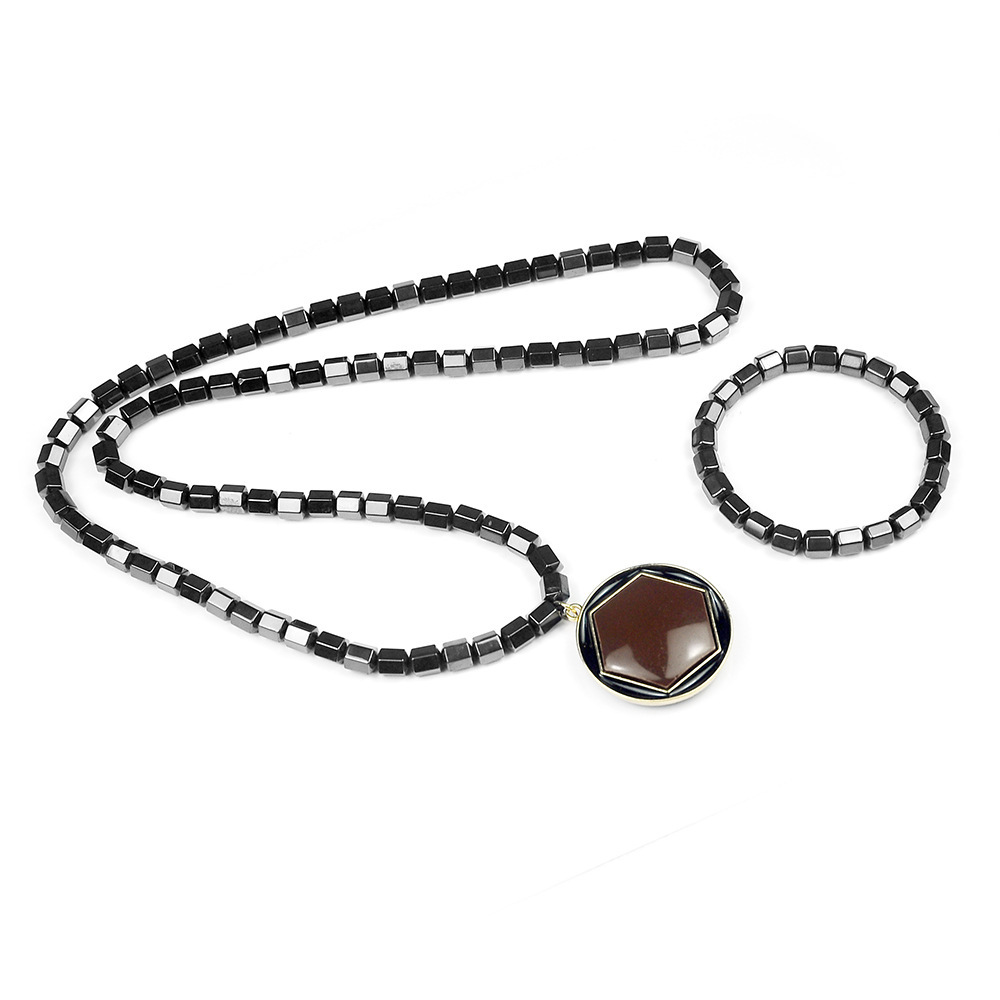 قلادة بتصميم طقم زخرفة من الهيماتيت