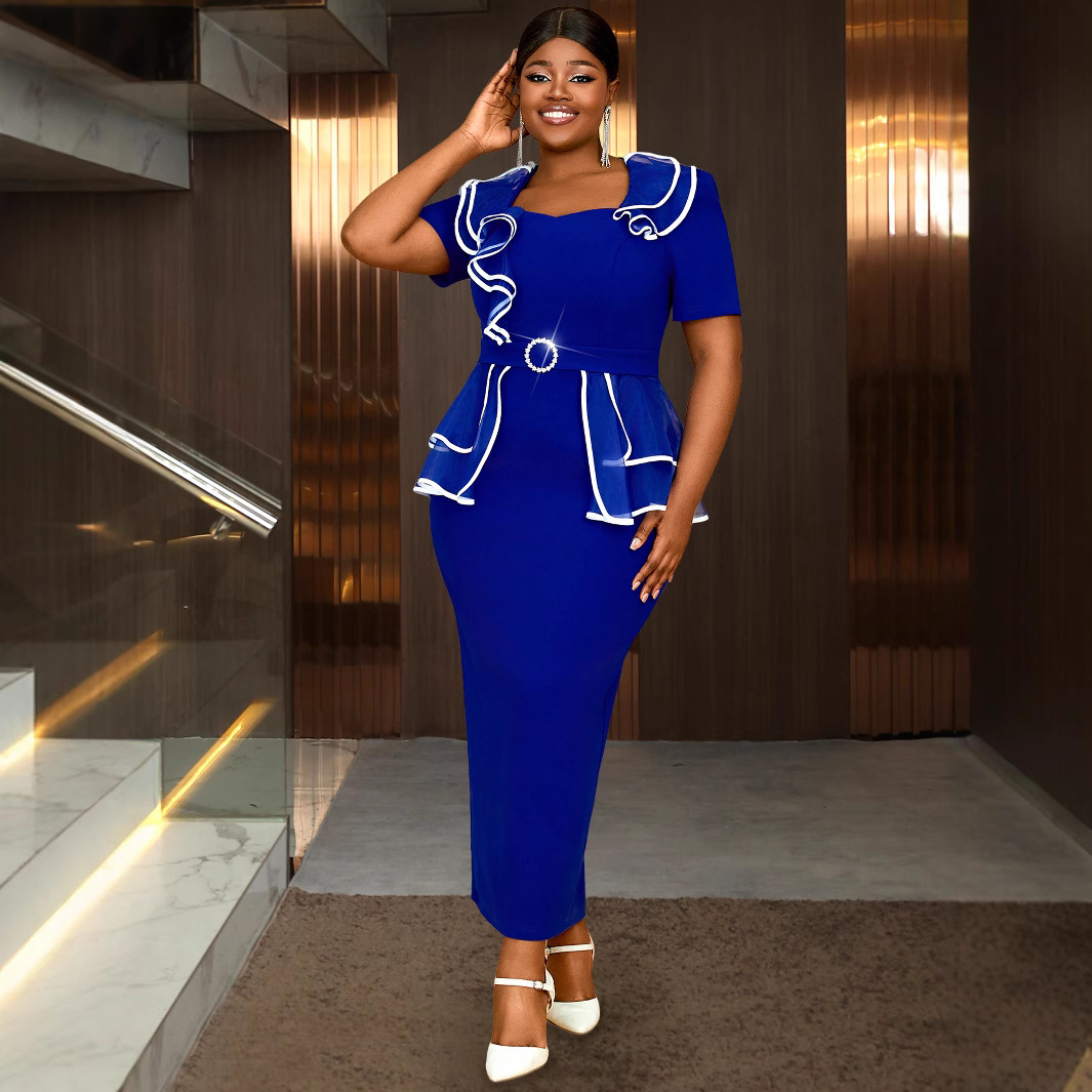 فستان بأكمام قصيرة ومقاس كبير مع تنورة ملفوفة حول الورك وفتحة رقبة على شكل حرف V وطبعة أوراق اللوتس