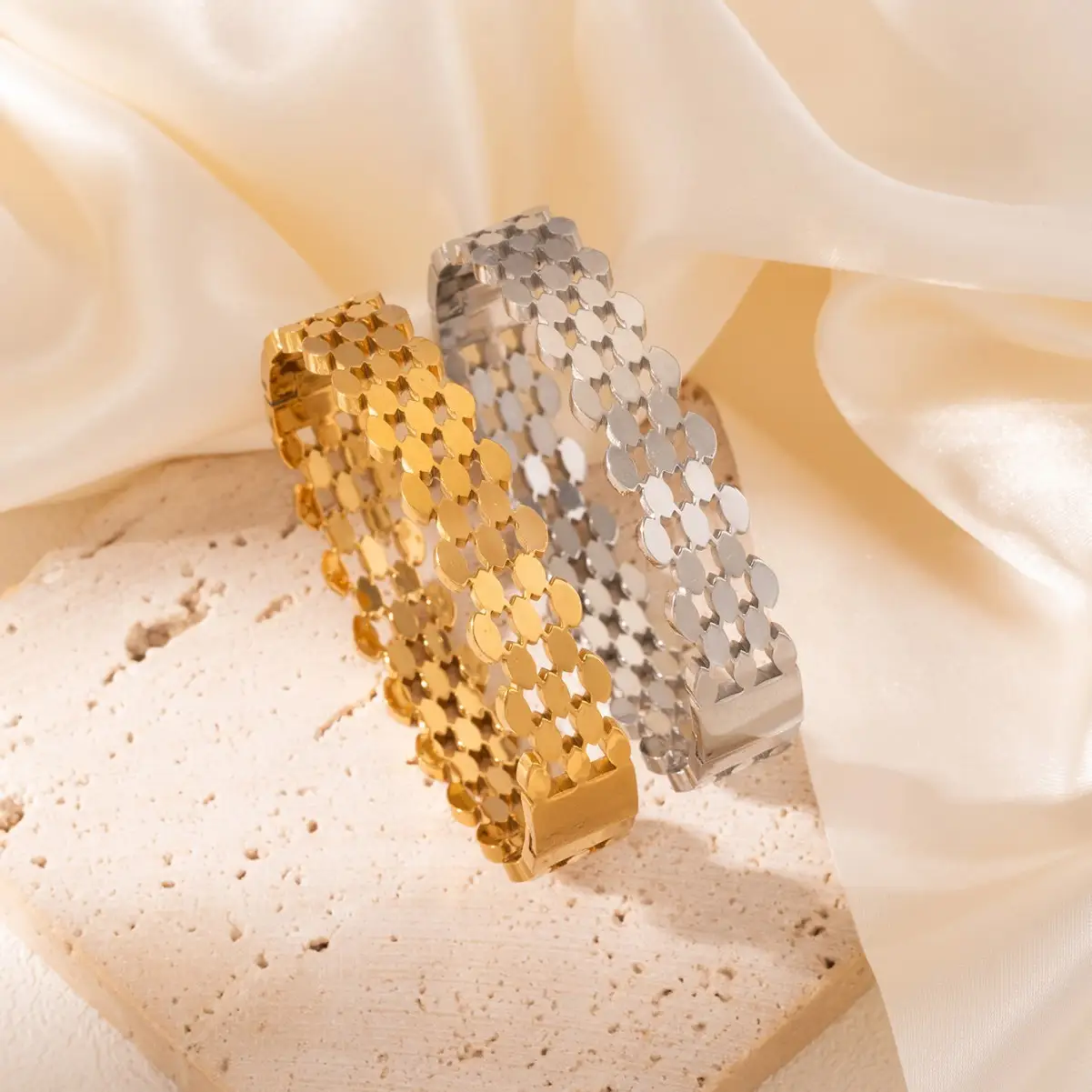 Honeycomb Titanium Steel Bracelet Does Not Fade Electroplated 18K Gold