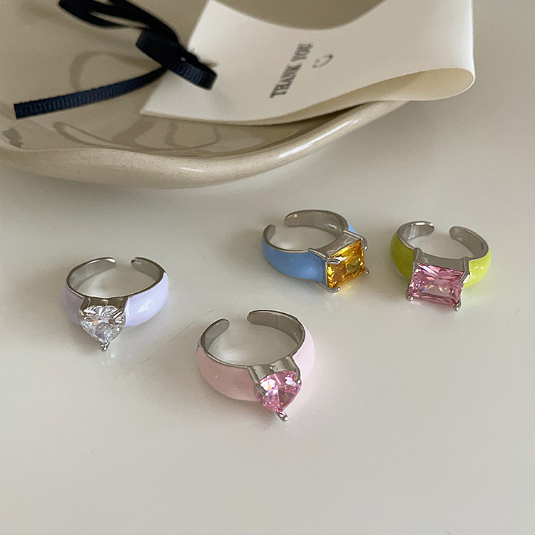 خاتم أنيق بتصميم كلاسيكي وبسيط يناسب كل الإطلالات