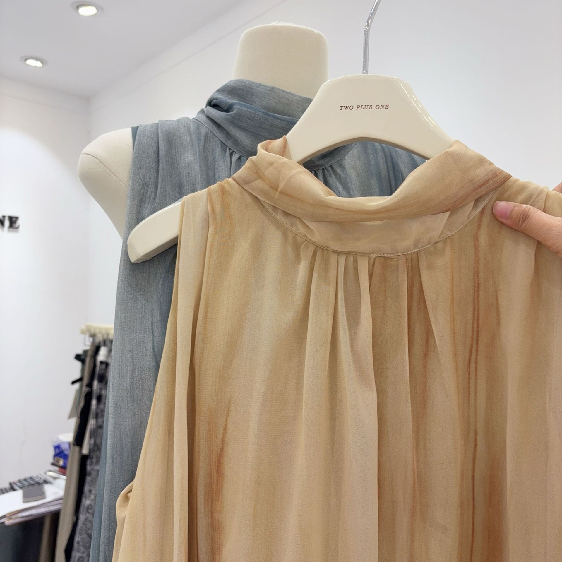 A Loose-fitting Dress With A Waist-cinching Design That Flatters Your Figure And Feels Incredibly Comfortable