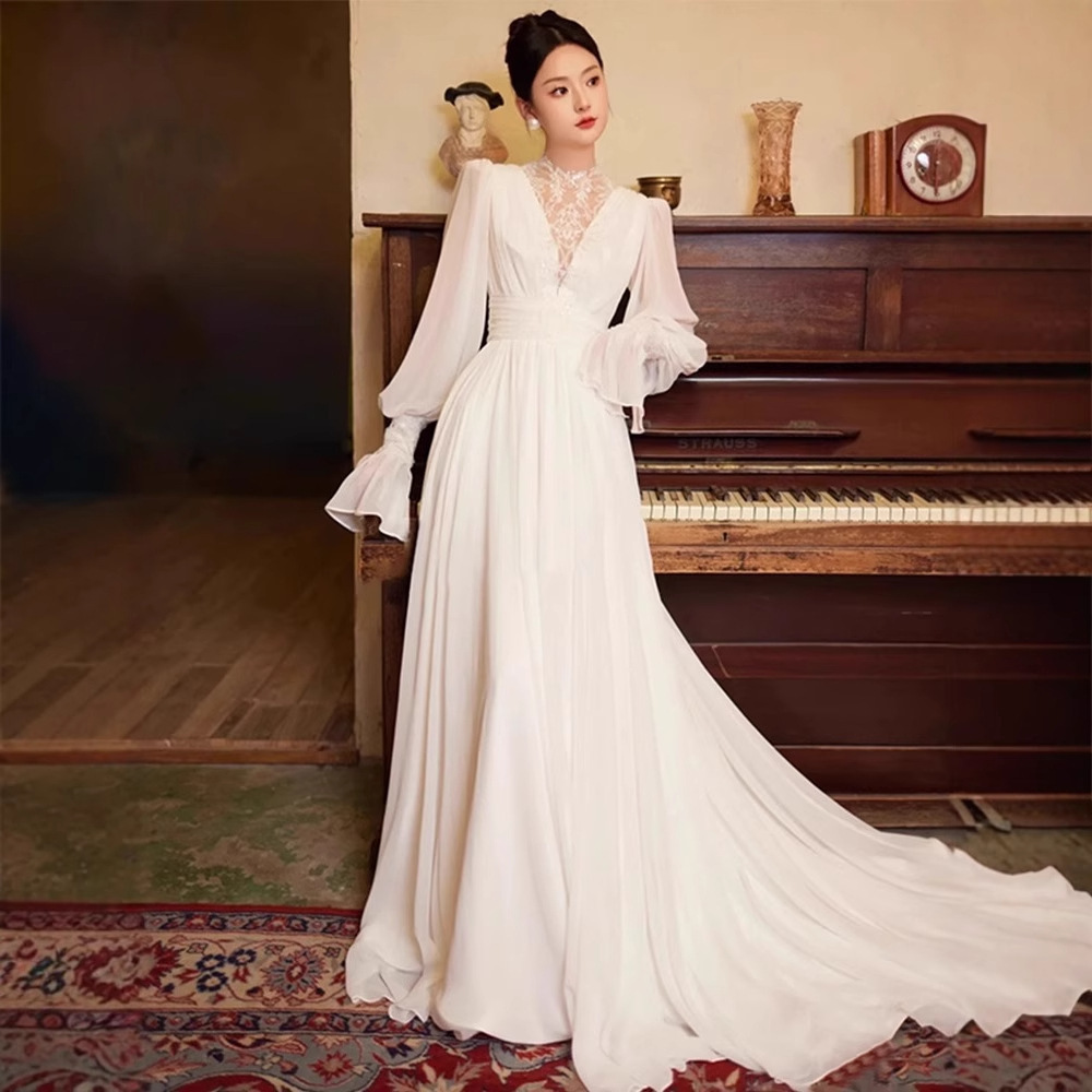 Rochie de mireasă ușoară, în stil francez, vintage, cu guler ridicat din dantelă și mâneci bufante
