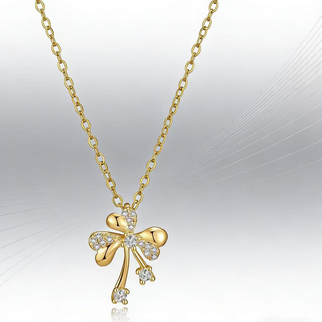 Fashionable Womens Clavicle Chain With A Heart Shaped Pendant