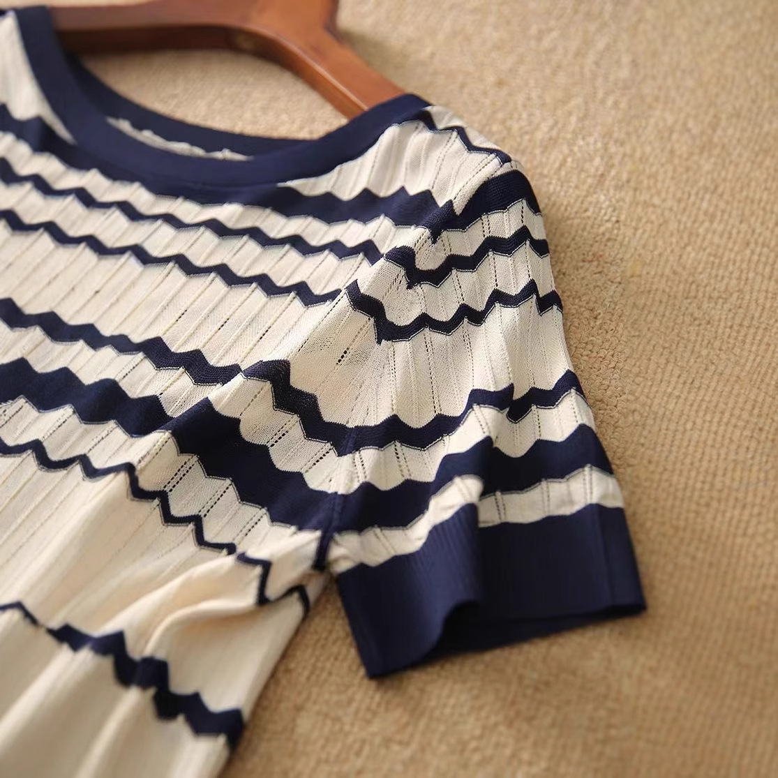 Knitted Wave Color Matching Slimming Short T-shirt