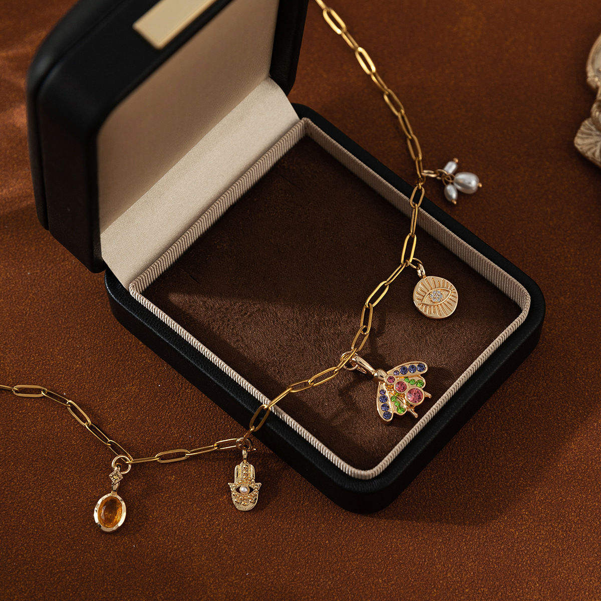 Colorful Flying Insects Pendant Pearl Eye Necklace Fashion Short Necklace Gold Plated Color Retention