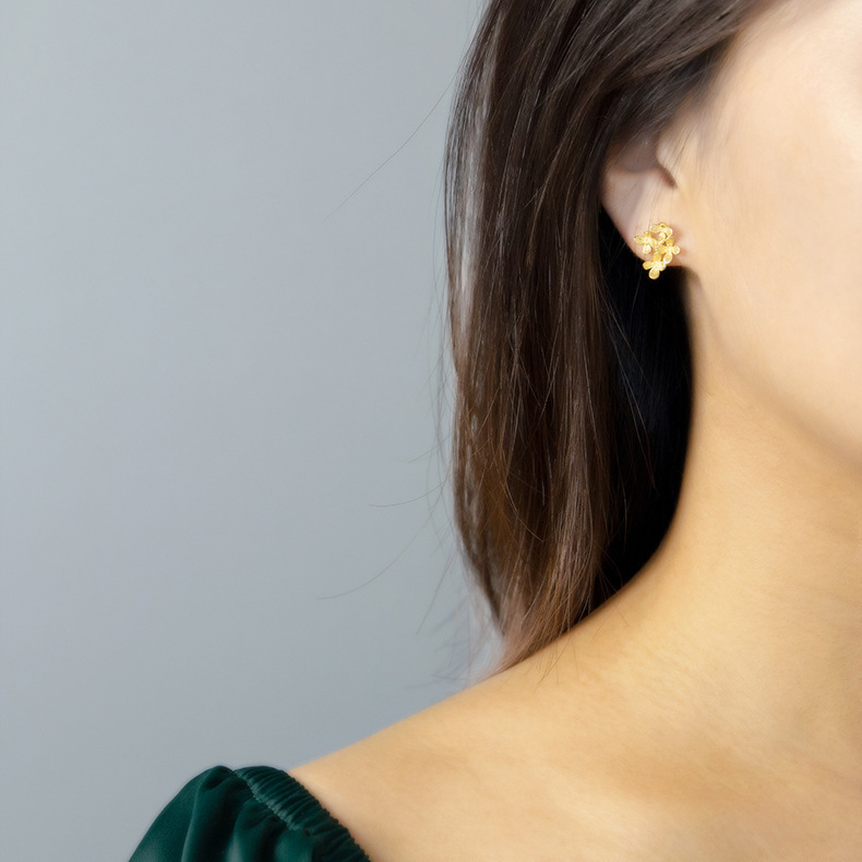 Light Luxury Gold-plated Flower Stud Earrings