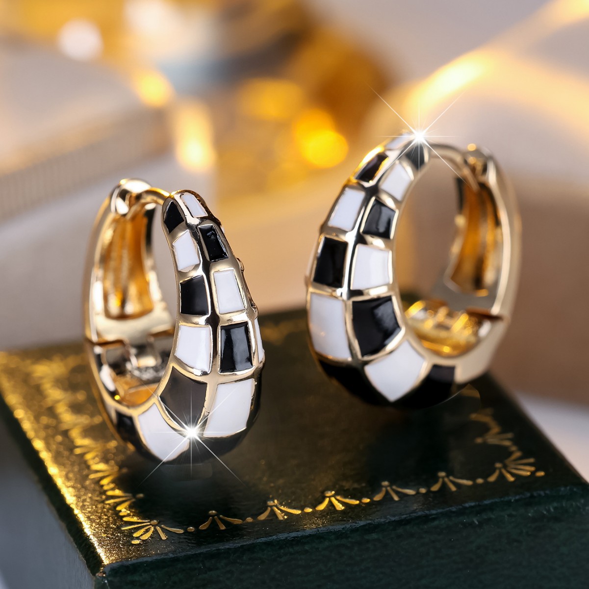 Fashionable And Classic French-style Round Checkerboard Ear Cuffs
