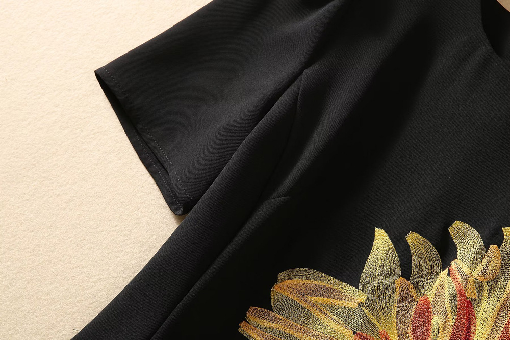 Round Neck Short Sleeve Heavy Industry Sunflower Embroidery Waist Mid-length Dress