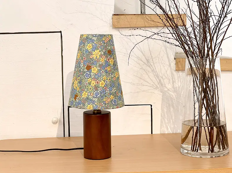 Flower Romantic Table Lamp Solid Wood Bedroom Study Decorative Lamp