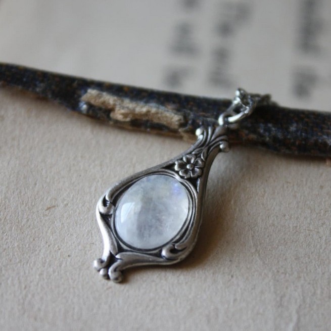 New Retro Minimalist Waterdrop-shaped Flower Pendant