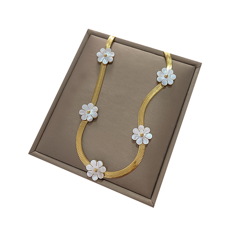 Stylish White Shell Necklace Womens Elegant Light-Luxury High-End Exquisite Collarbone Chain