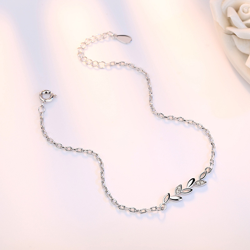 Women's Lucky Accompanying Leaf Bracelet