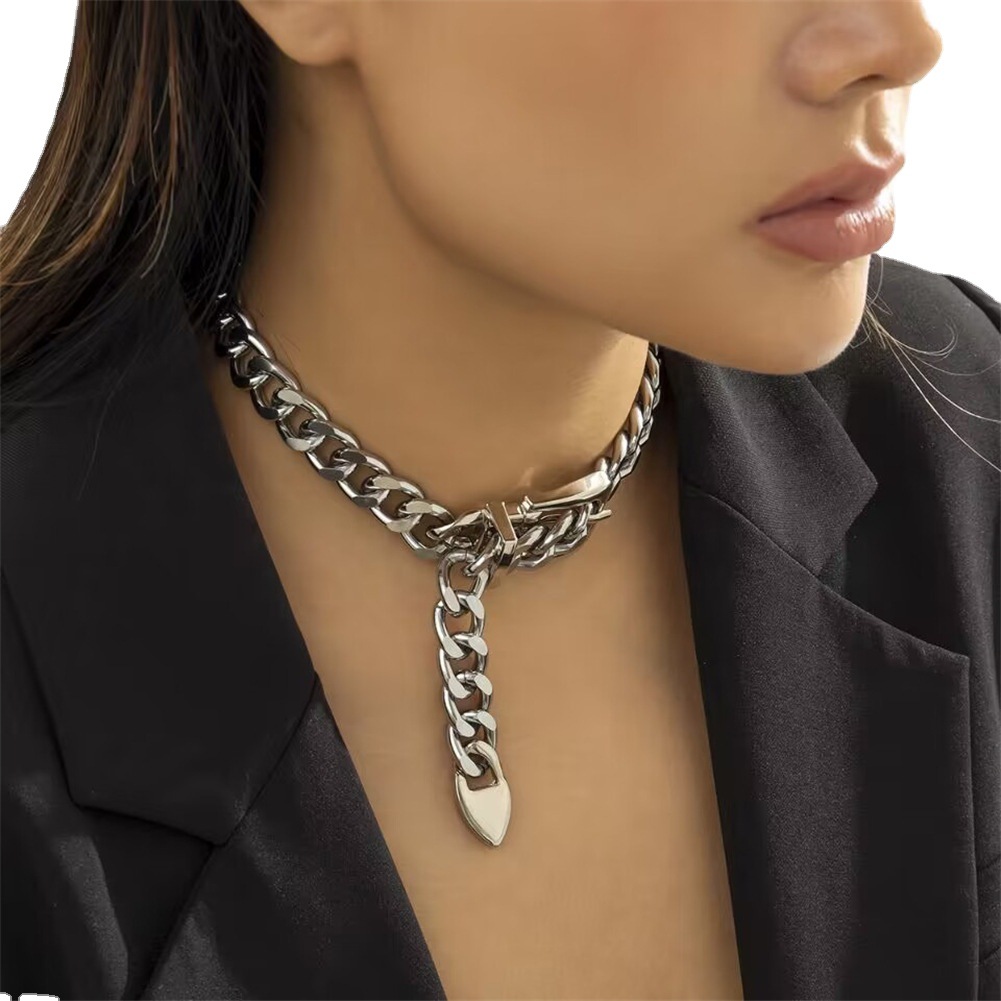 قلادة بحلقة حزام بتصميم رجعي مبالغ فيه