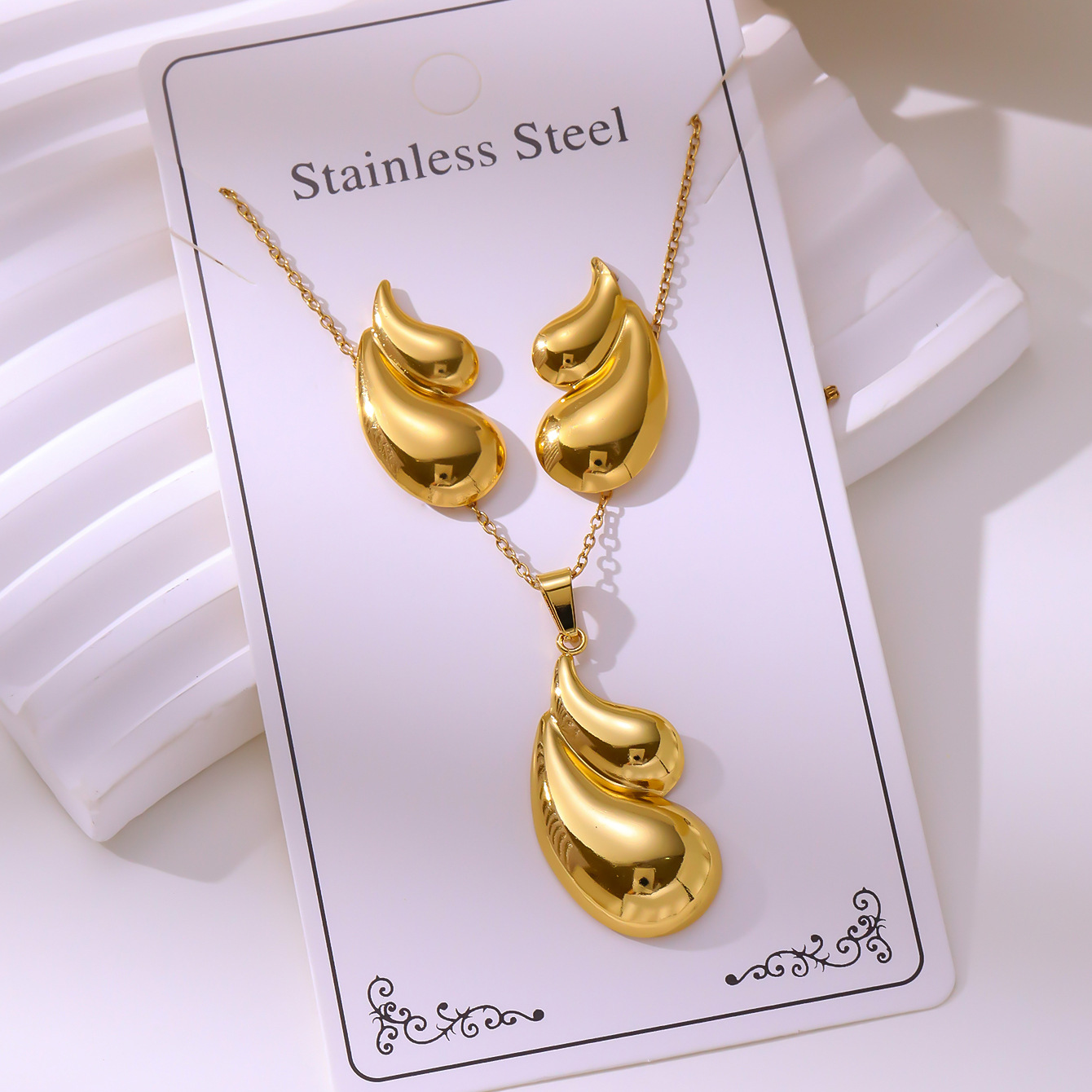 Oil-pressure Set Vintage Palace-style Stud Earrings And Necklace Non-fading Stainless Steel Gold-plated Jewelry