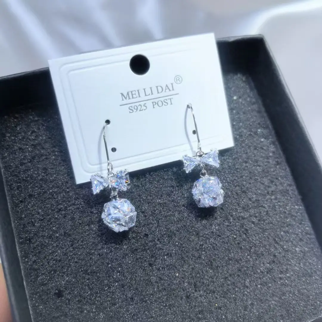High-grade Fine Zircon-embedded Earrings