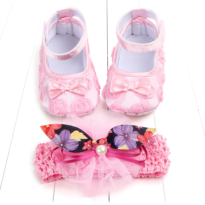 Title 8, Set babyschoenen en hoofddeksel voor fotoshoot....