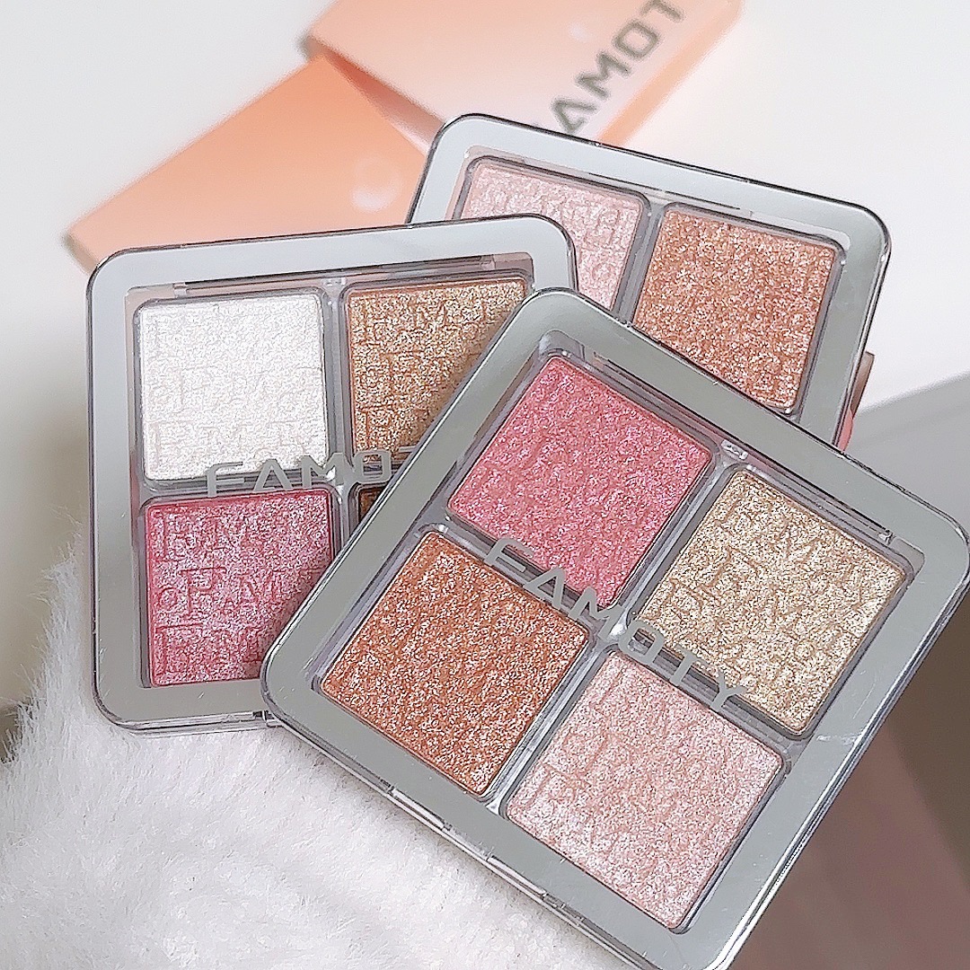 Illuminating Contouring And Highlighting Palette With Shimmering Powder