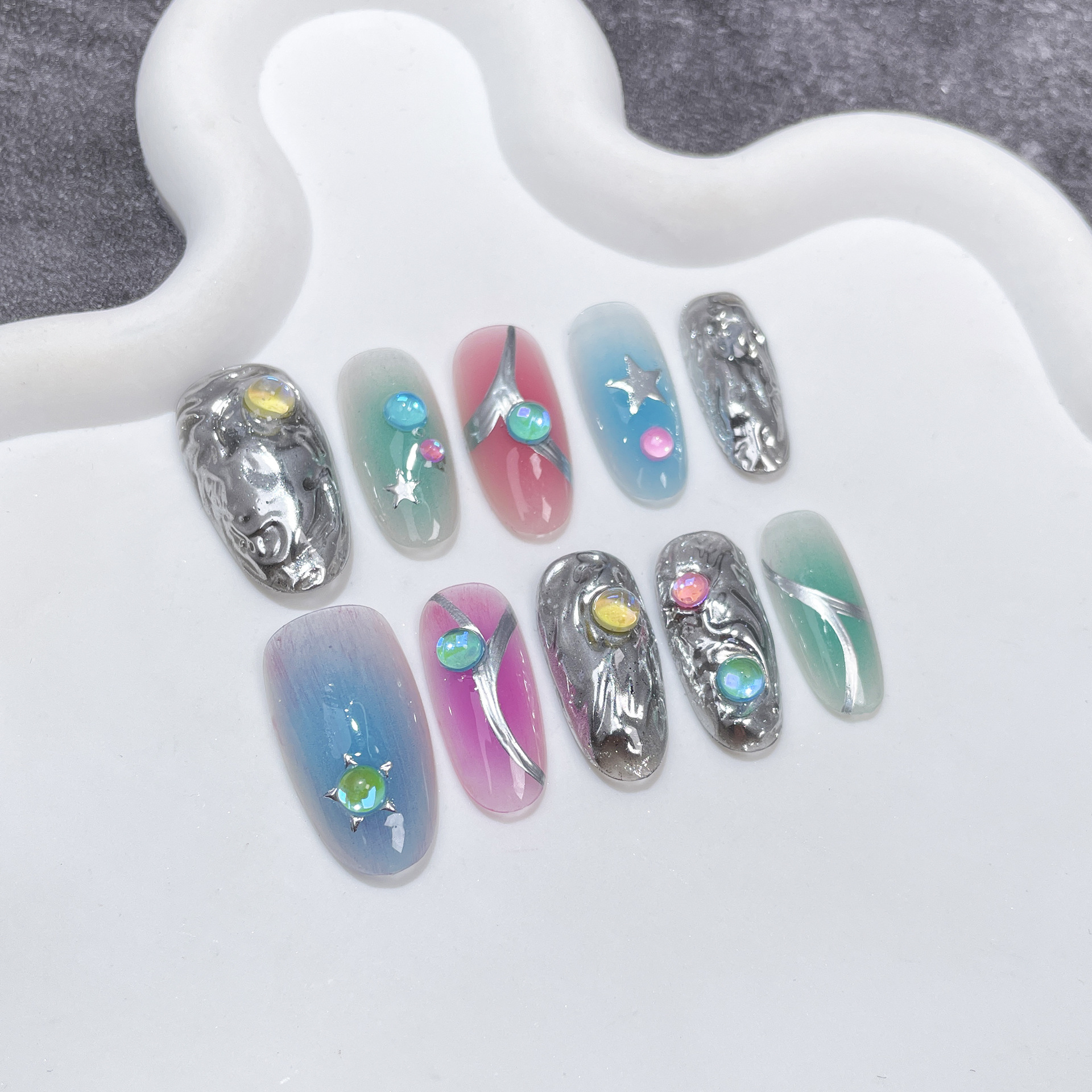 New Autumnwinter Hand-painted Wearable Nails Sweet Cool And Edgy With Bold Color-blocking