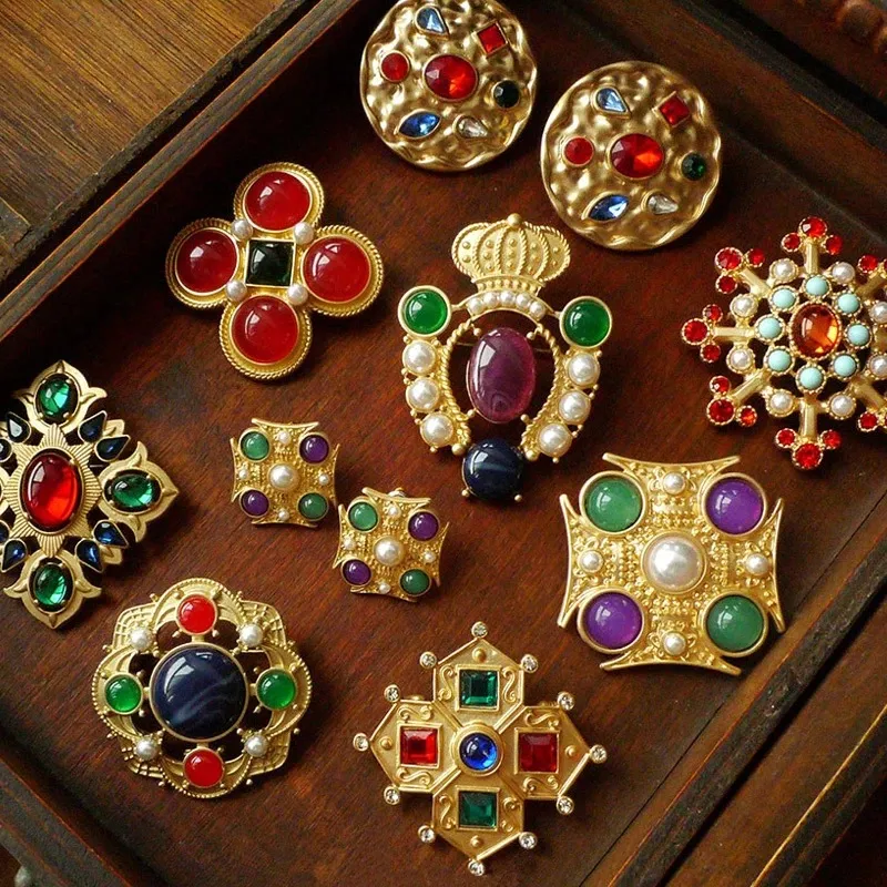 Retro Court Baroque Vintage Brooch Middle Ancient