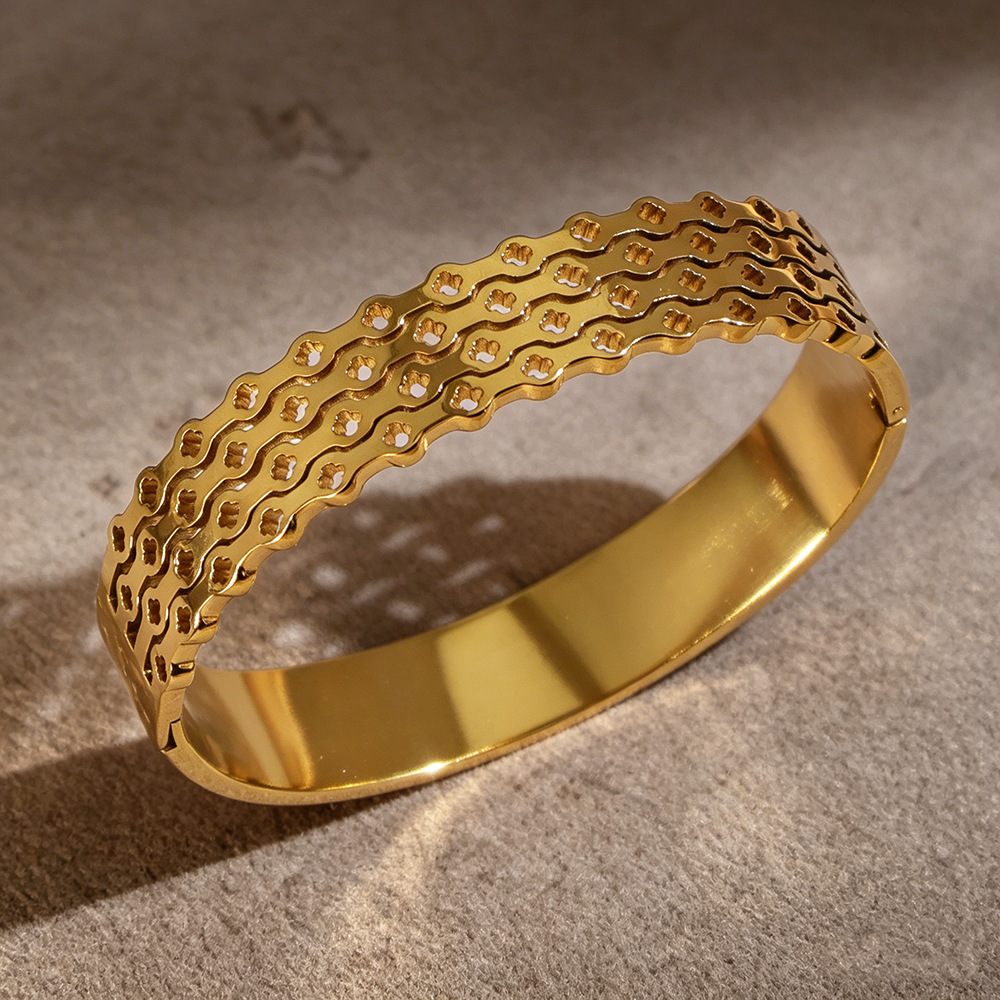 Honeycomb Titanium Steel Bracelet With A Diamond-patterned Design