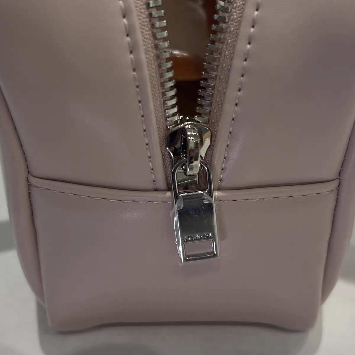 French Baguette-style Niche Underarm Tote