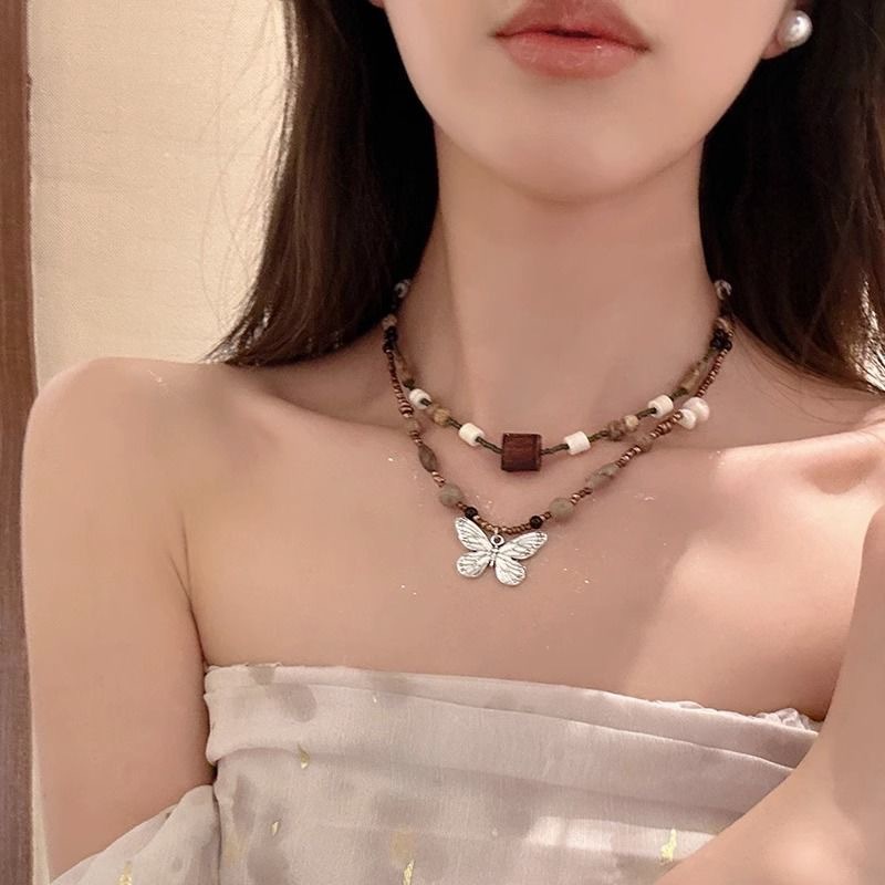 عقد فراشة مزين بالخرز للنساء