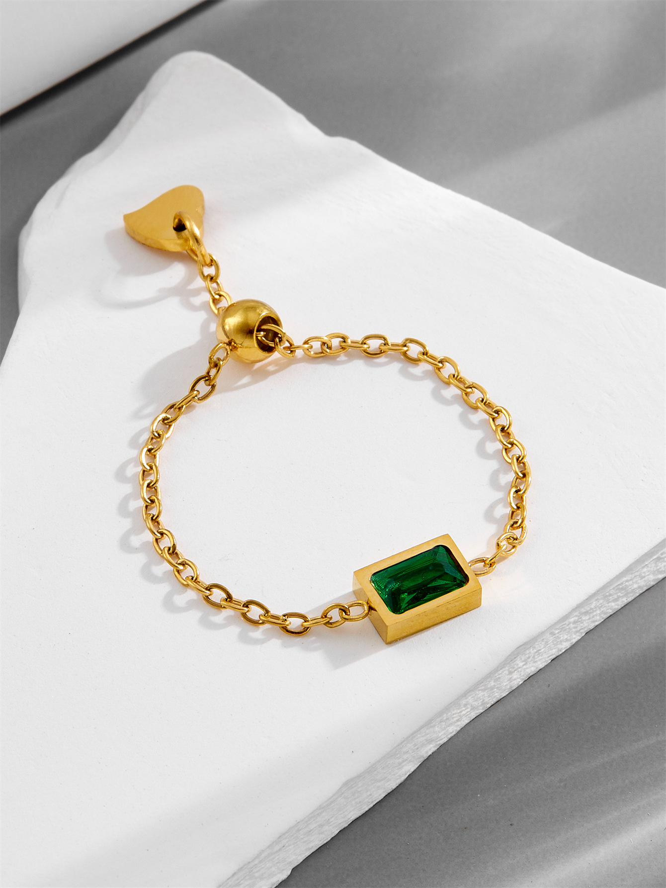 Fashionable And Elegant Green Square-cut Diamond Ring