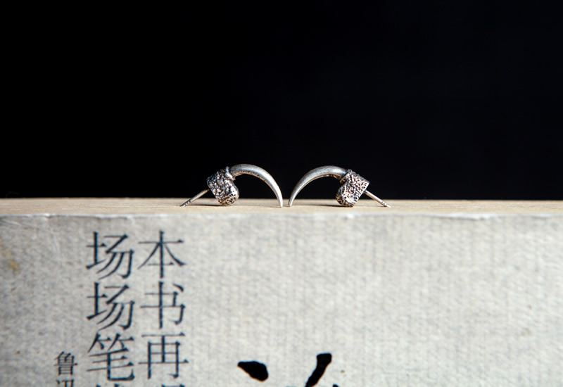 925 Creative Eagle Claw Ear Studs Silver