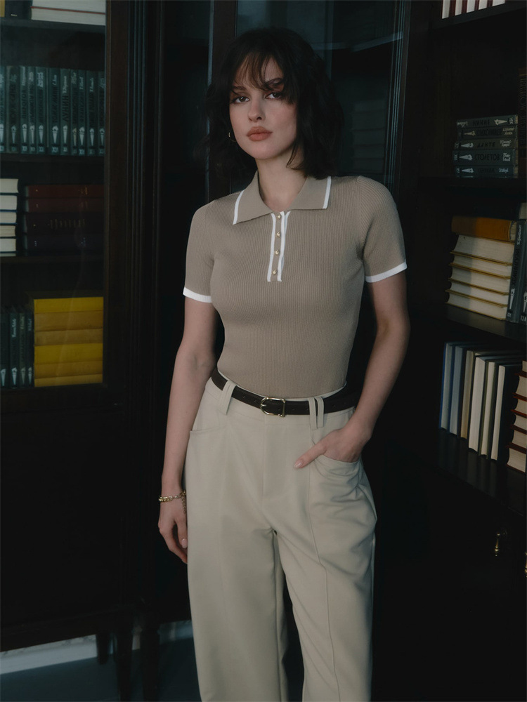 بلوزة نسائية أنيقة ضيقة بقبة بولو وأكمام قصيرة