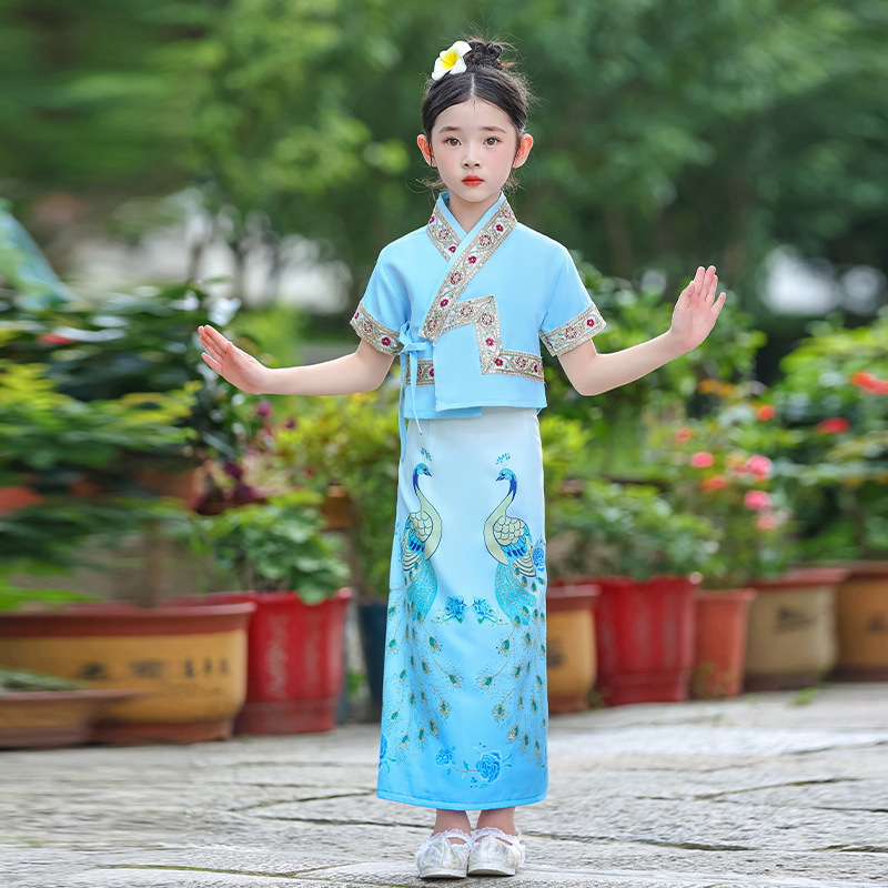 Dai Ethnic Clothing For Men, Women, And Children At The Yunnan Water-Splashing Festival — foto 12