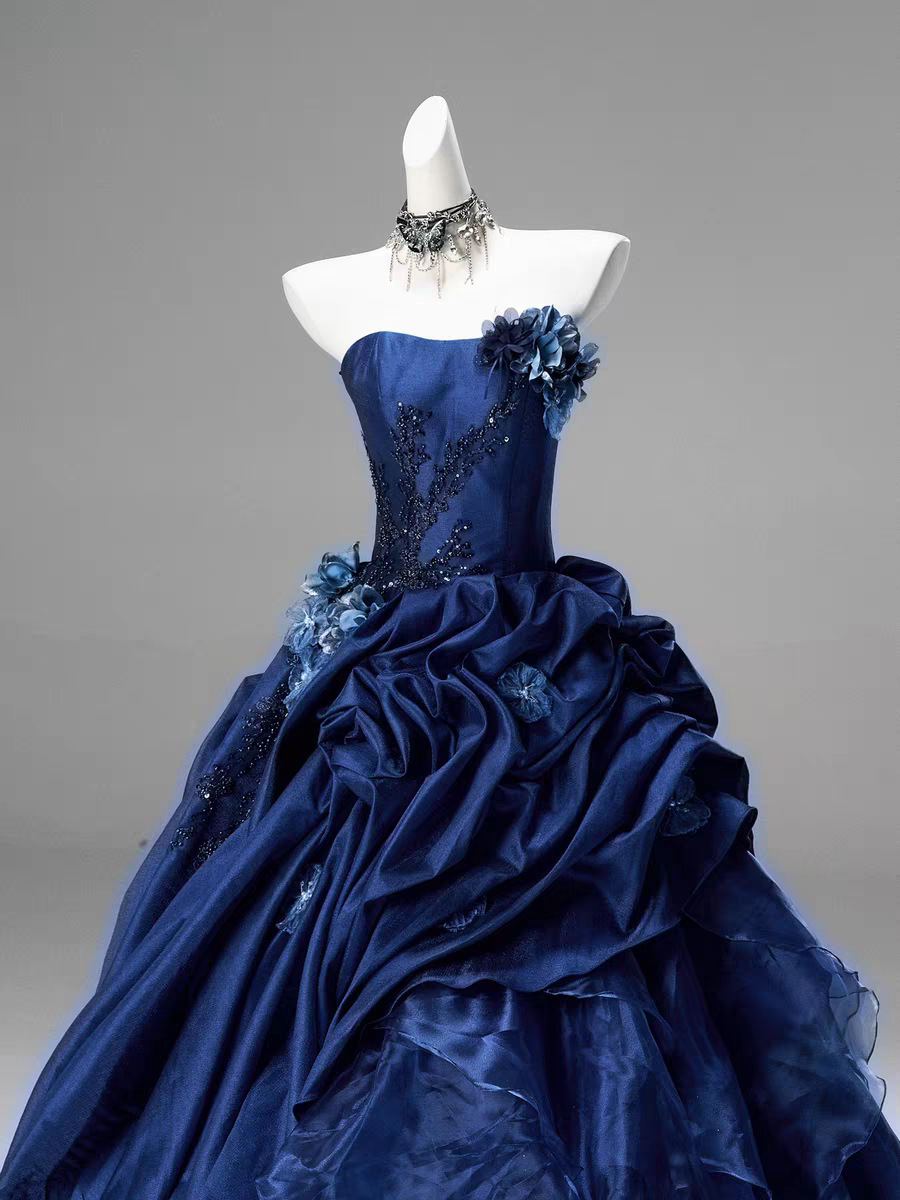 Détail des plis de la robe