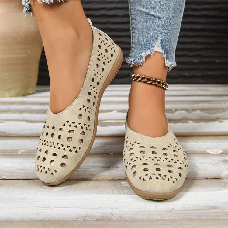 Women's chunky heel pumps in gray – lifestyle