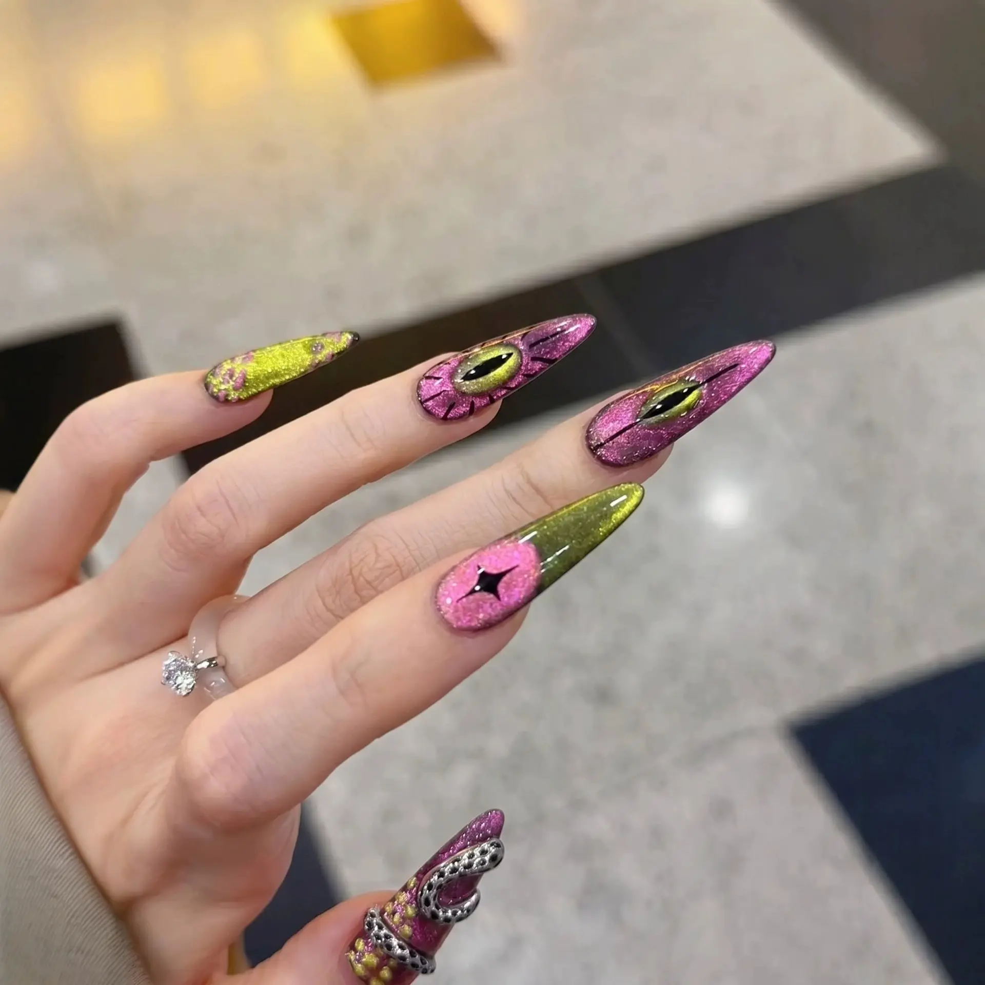 Hand-painted Cat's Eye Super Personality Fake Nails