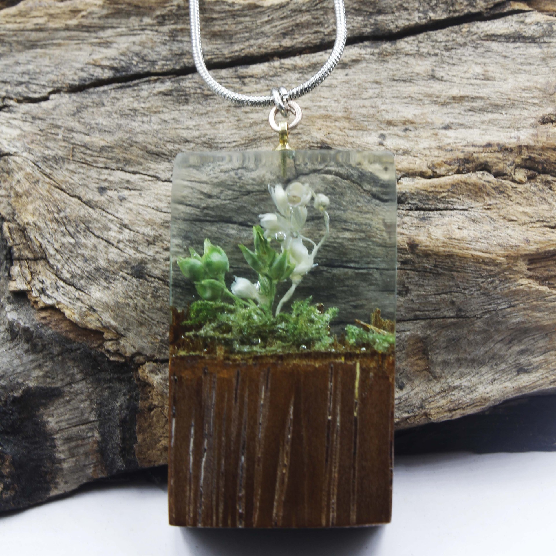 Spring Returns Snow-style Dried Flower Necklace