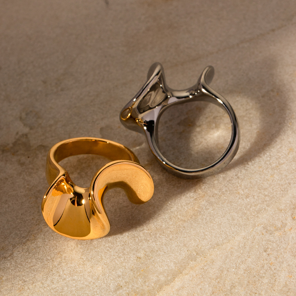 The Ruffled Edge Ring Exudes A Timeless And Aloof Feminine Temperament