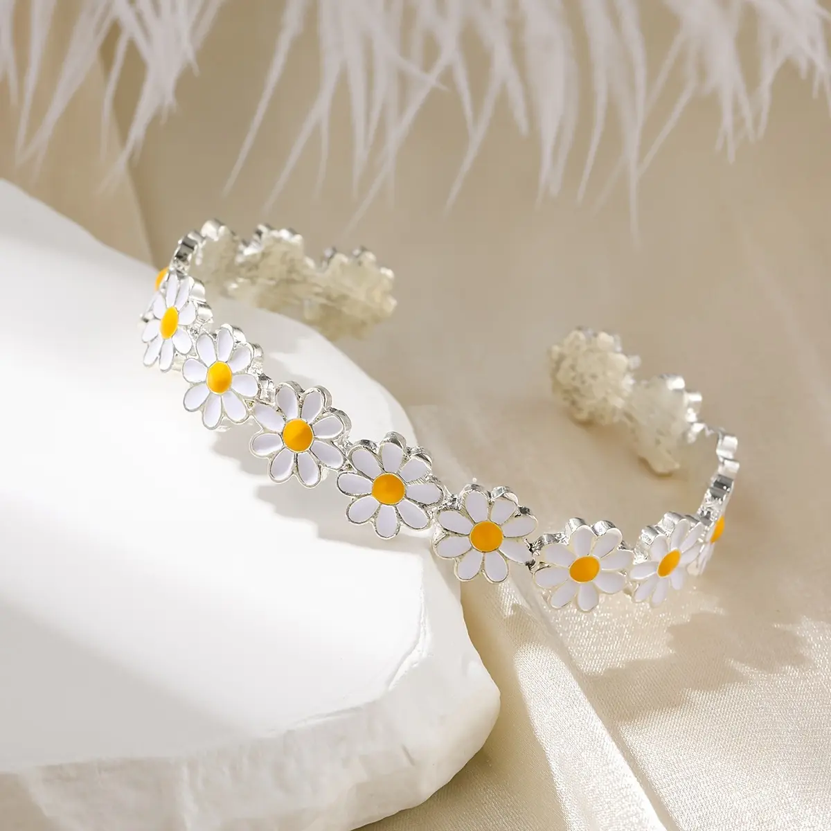 Creative Bracelet With A White Flower Drip-oil