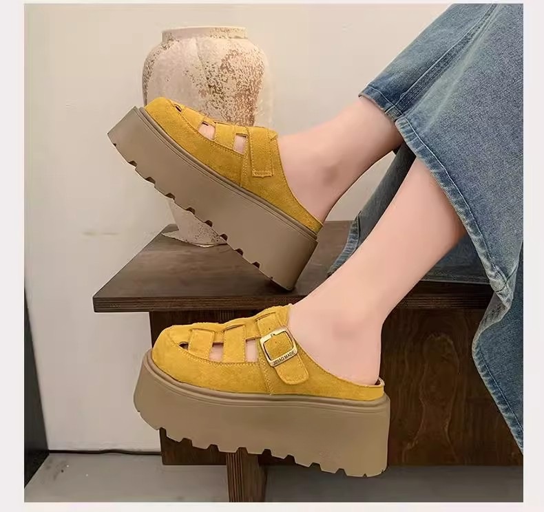 Small Chunky-soled Closed-toe Sandals Slippers 28 ad3629f0 08c0 4387 958b 312419ecdd25