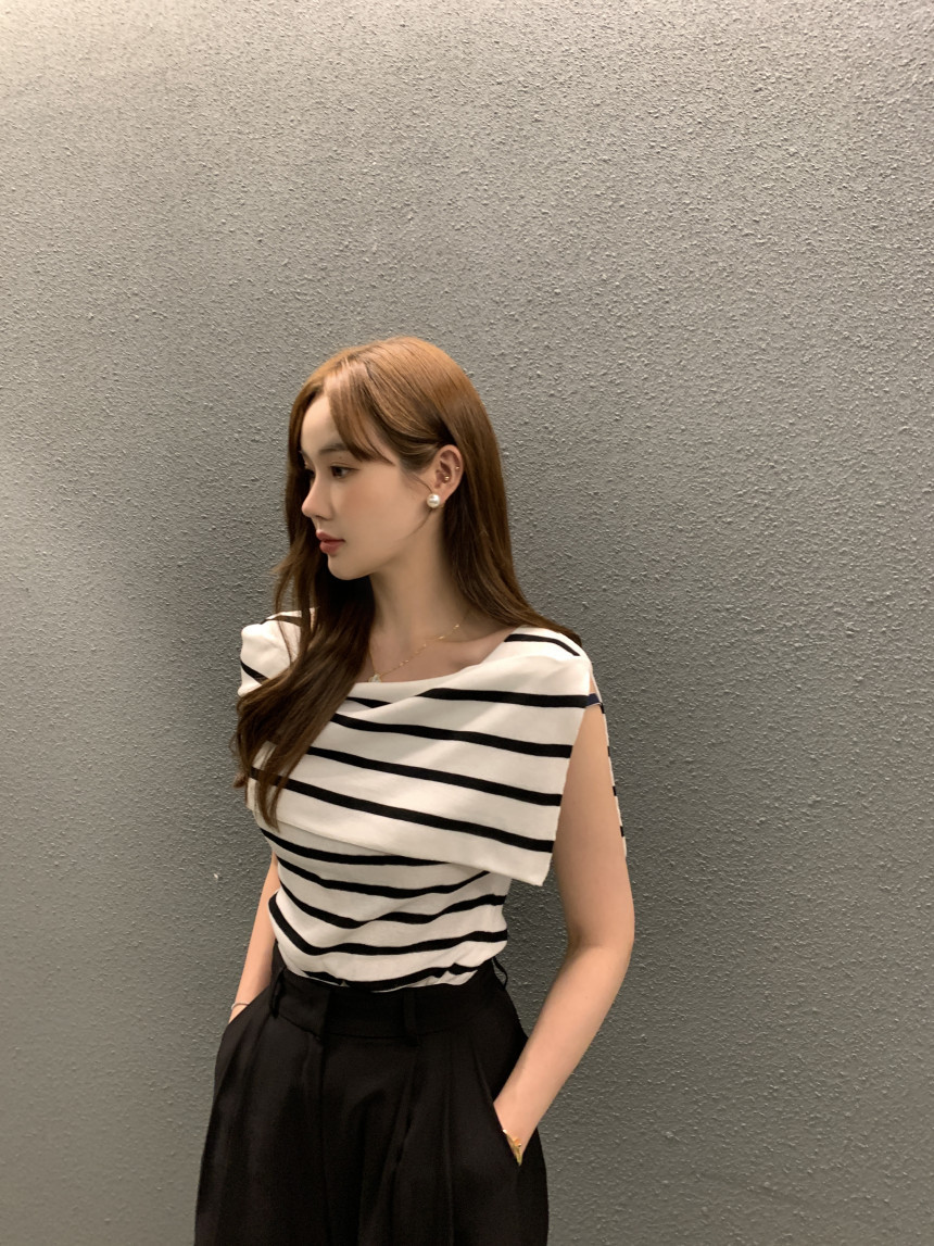 Striped Designer-Style Knitted Top With Side Slit Sleeveless 16 ade89265 cc10 4ce2 a914 650aa5a5980b