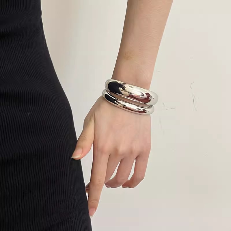 Niche Minimalist Style Irregular Metal Glossy Open Design