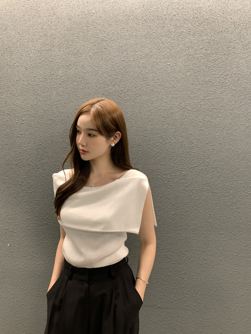 Striped Designer-Style Knitted Top With Side Slit Sleeveless 25 ae1540ec 98bc 405b aed5 0fbf96f04ed2