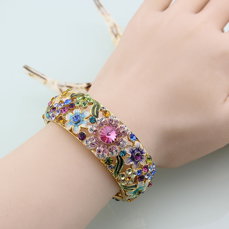 Womens Diamond-encrusted Full-circle Bracelet