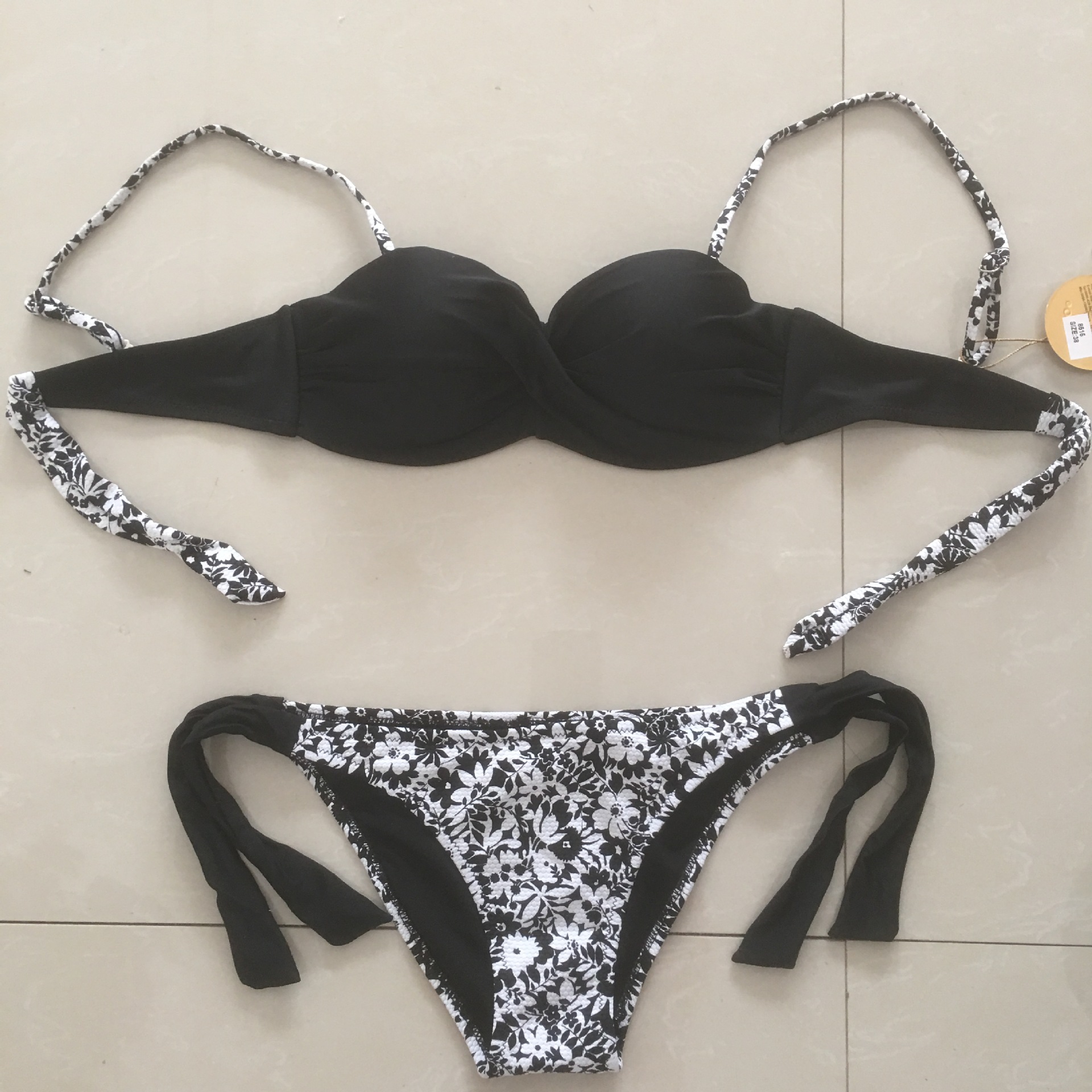 Title 4, Sexy Bikini met Contrastkleurige Stiksels, Gekr...