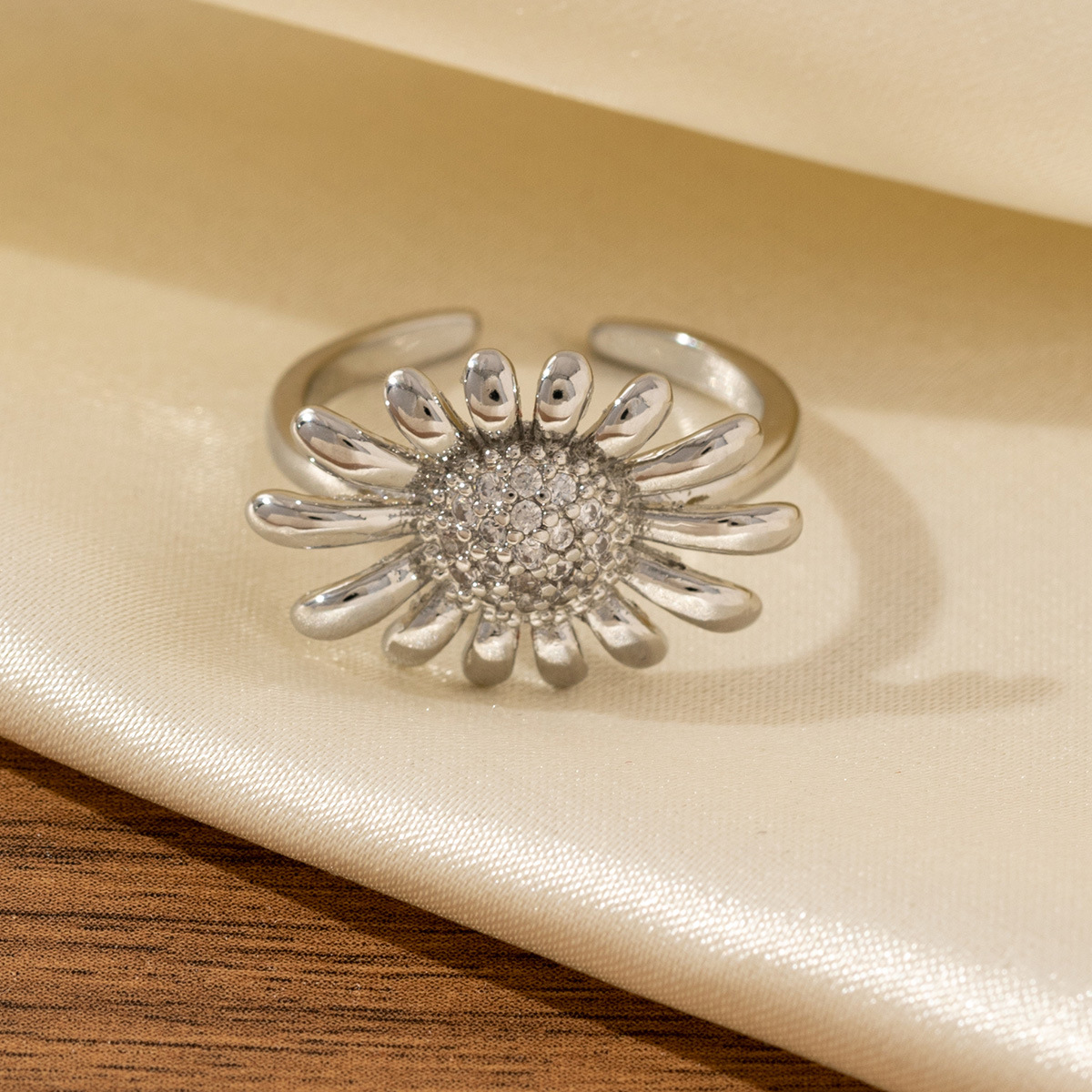 Luxury High-end Sunflower Ring Adorned With Diamonds - Jewelry & Watches