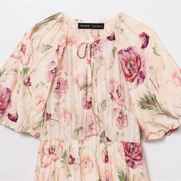 فستان قصير الأكمام بحافة منتفخة وبسيطة وعصرية