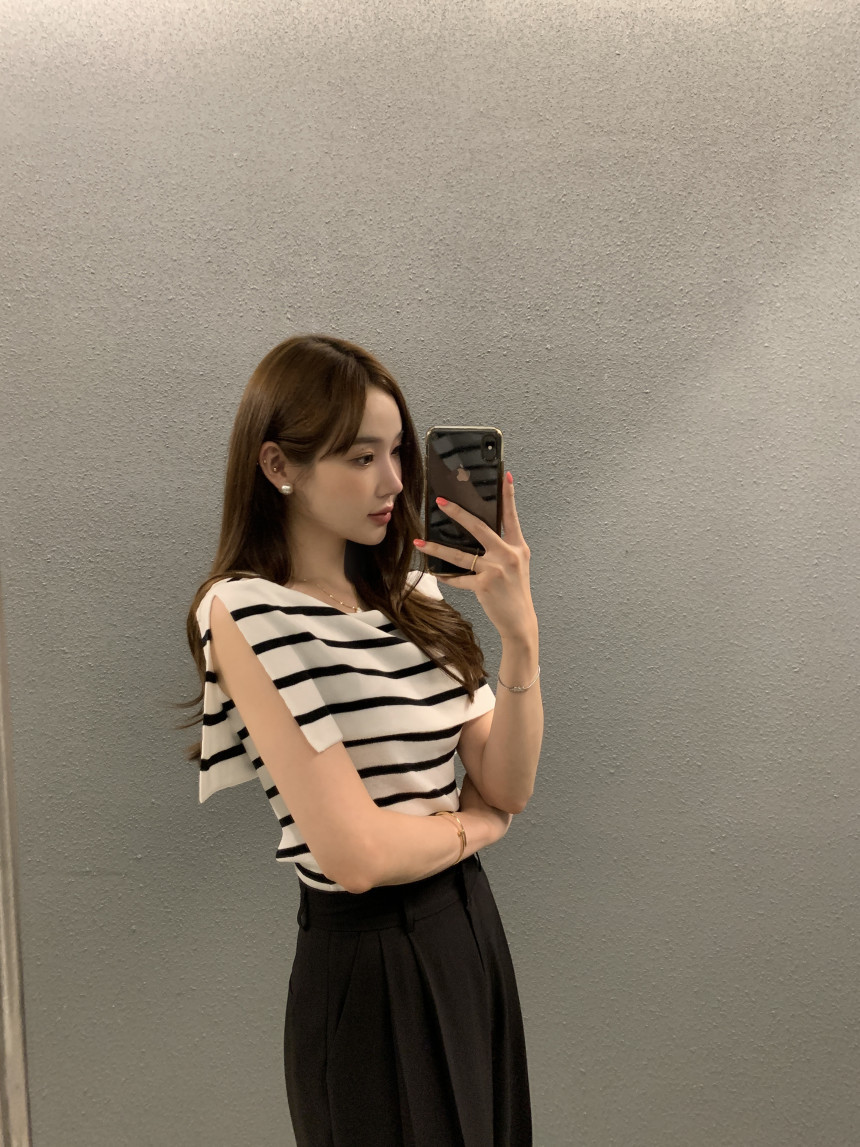 Striped Designer-Style Knitted Top With Side Slit Sleeveless 36 af6b58a1 ebc5 47c4 82a0 d39d135cdeb8