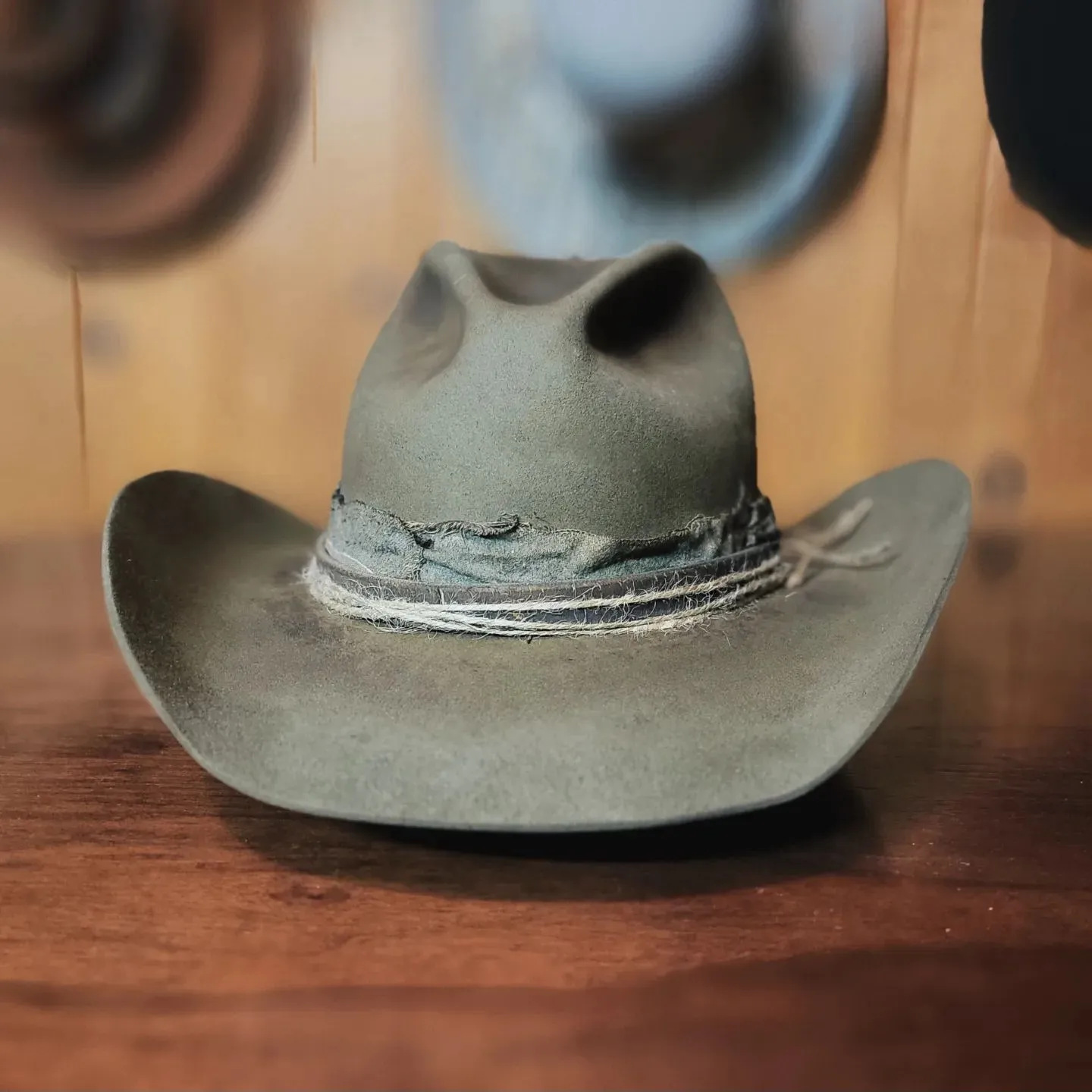 Sloped Brim Pure Wool Felt Fashionable Distressed Style Sheepskin Hat — photo 1