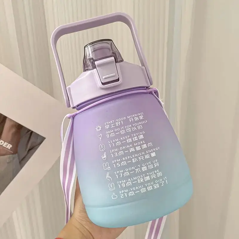 High-looking Students Easily Carry Mugs With Handles In The Summer