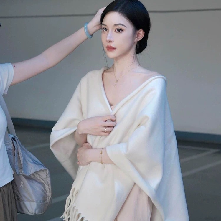 Korean-style Cool-toned Solid-color Tassel Shawl 3