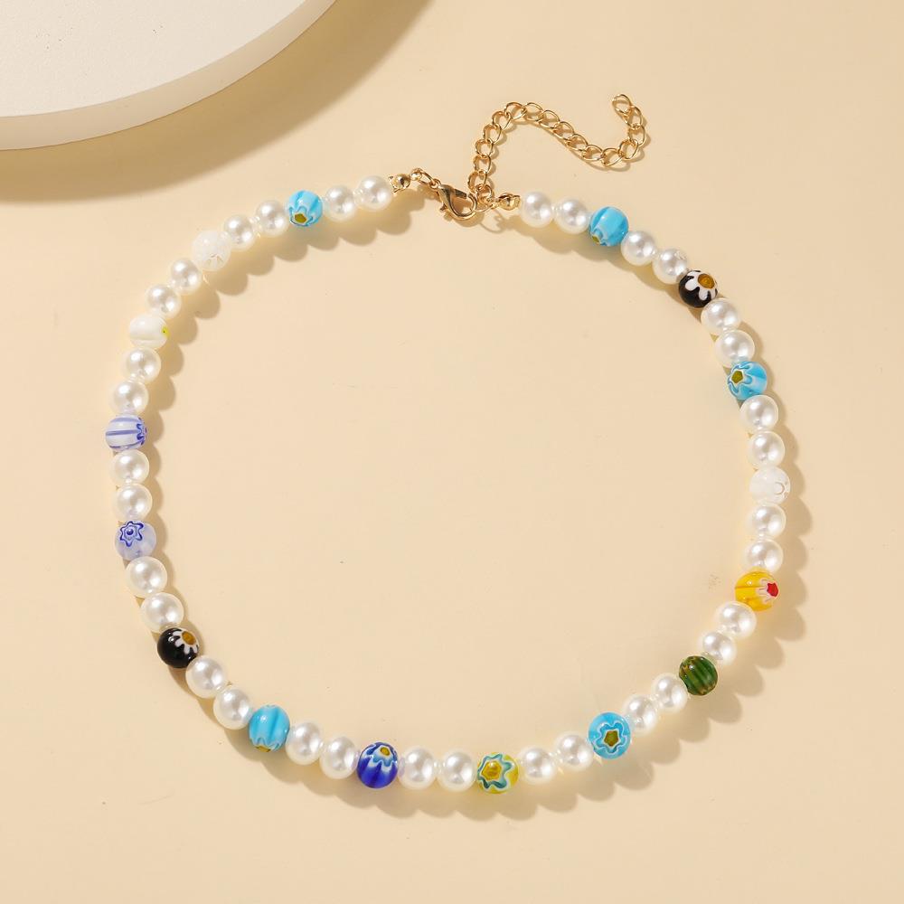 قلادة لؤلؤية بزهور ملونة بأسلوب البوهيمي
